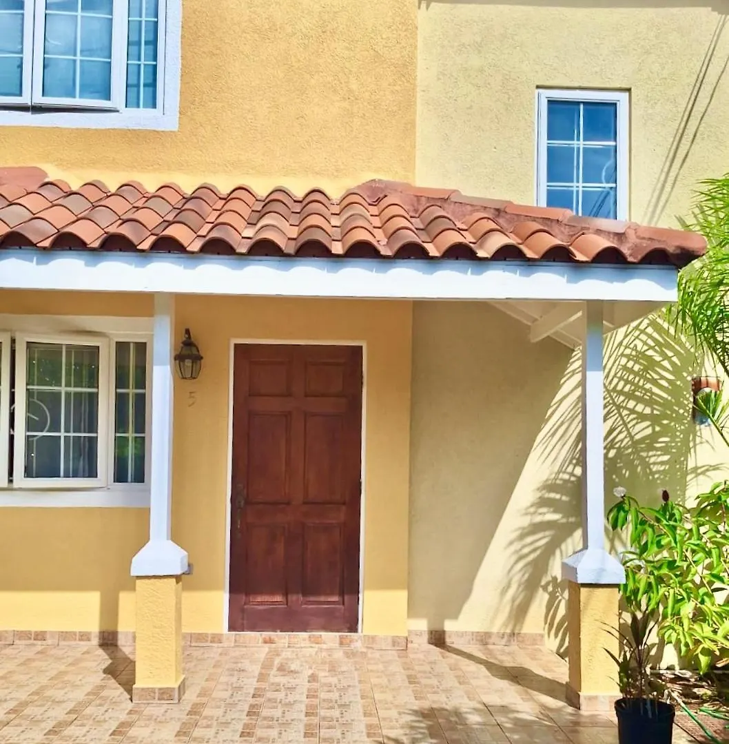 House With Pool, Shops, 3Mins From Montego Bay Airport And Near Beach Strip Apartment
