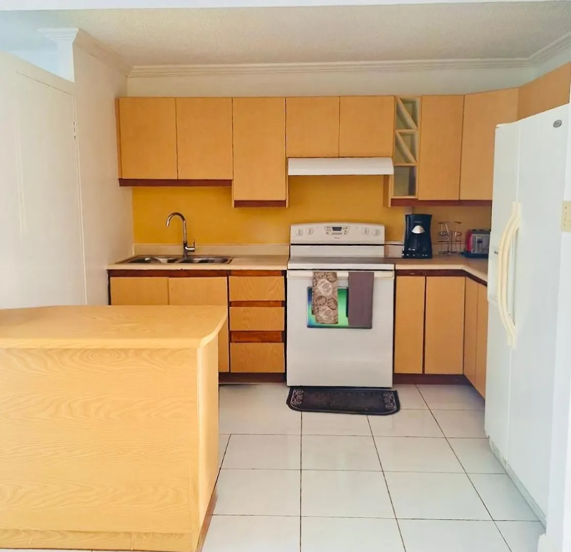 House With Pool, Shops, 3Mins From Montego Bay Airport And Near Beach Strip